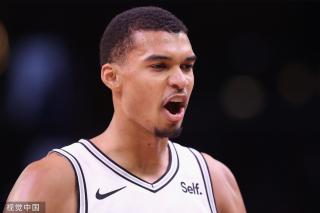 世界冠军黄雅琼、刘雨辰举行婚礼，樊振东、汪顺送上视频祝福