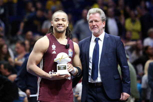 詹杜迎第44次交手！詹姆斯常规赛19胜10负季后赛5胜9负（詹杜即将迎来第44次对决：詹姆斯常规赛19胜10负，季后赛5胜9负）